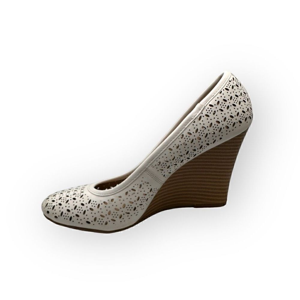 Fergalicious Tiny Love cut out white wedges women’s size 9.5